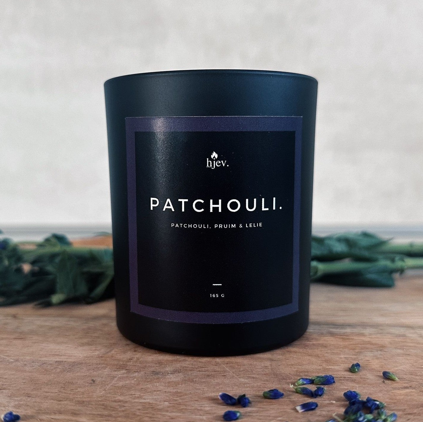 Laat je zintuigen omarmen door de diepe en mysterieuze tonen van patchouli. Onze Patchouli Geurkaars biedt een weelderige reis naar warme omhelzingen en intense verbondenheid. Ontdek de betovering van deze sensuele geur, perfect om elke ruimte te hullen in een aura van rust en passie.