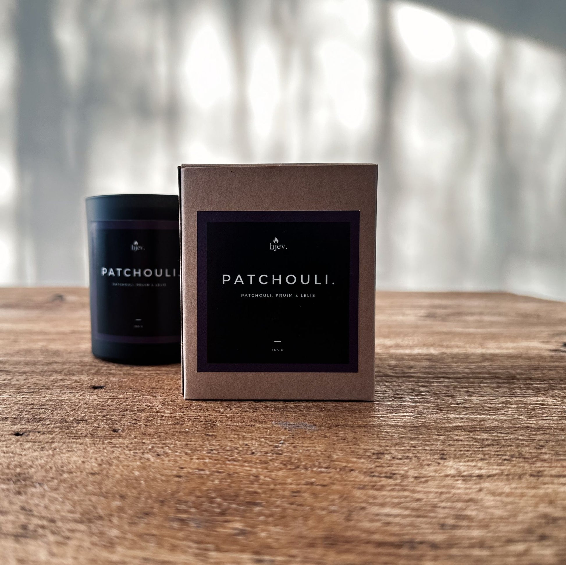 Laat je zintuigen omarmen door de diepe en mysterieuze tonen van patchouli. Onze Patchouli Geurkaars biedt een weelderige reis naar warme omhelzingen en intense verbondenheid. Ontdek de betovering van deze sensuele geur, perfect om elke ruimte te hullen in een aura van rust en passie.