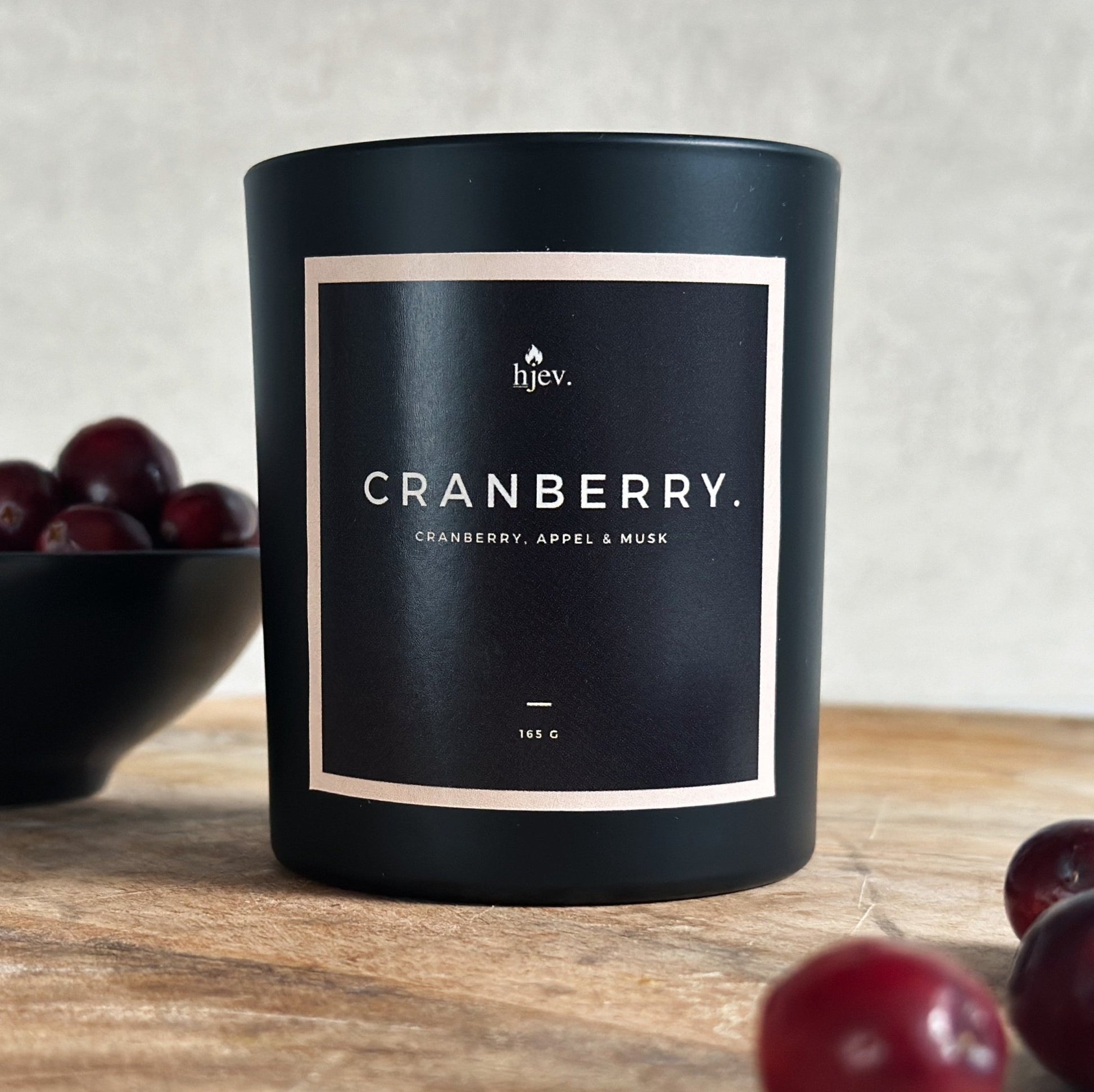 Close up van Cranberry geurkaars - Een fruitige sensatie met levendige cranberrygeur, frisse groene bladeren, sappige appels en weelderige bosvruchten. Ondersteund door een muskusachtige basis voor knusse winteravonden.