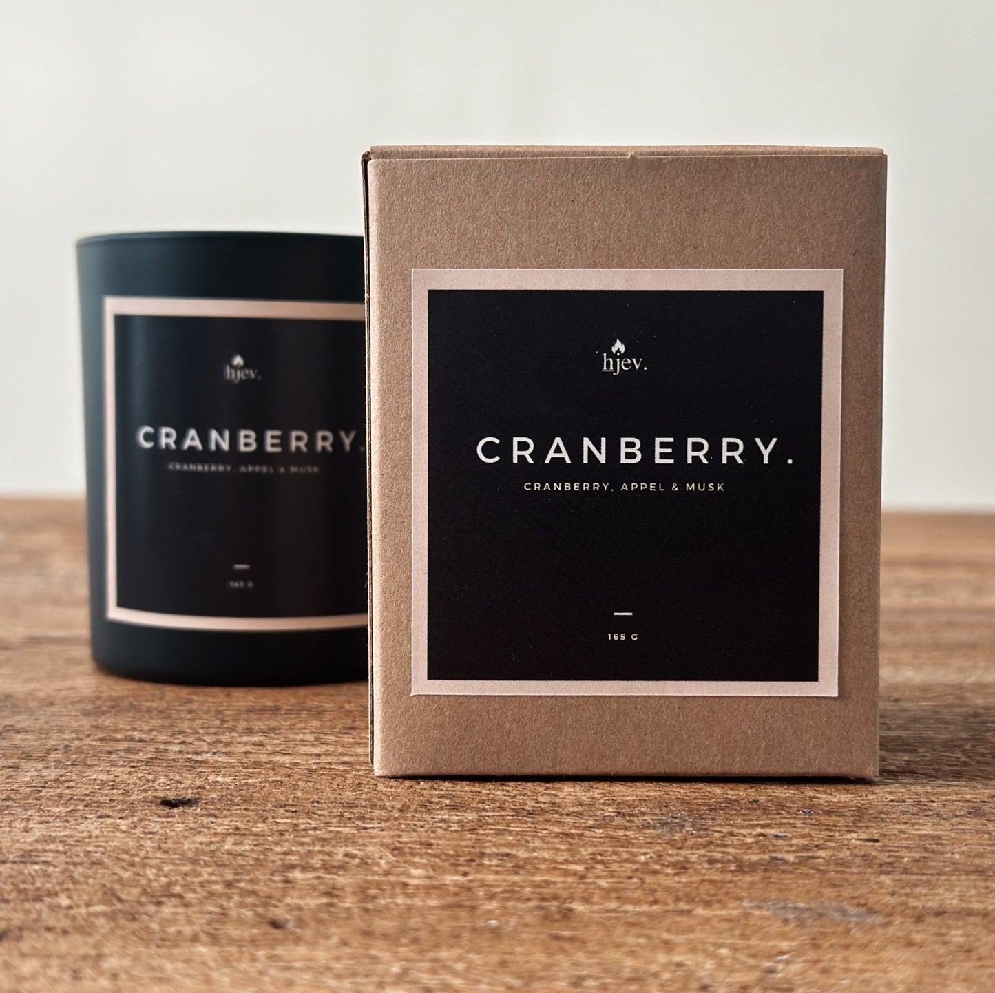 box foto van Cranberry geurkaars - Een fruitige sensatie met levendige cranberrygeur, frisse groene bladeren, sappige appels en weelderige bosvruchten. Ondersteund door een muskusachtige basis voor knusse winteravonden.