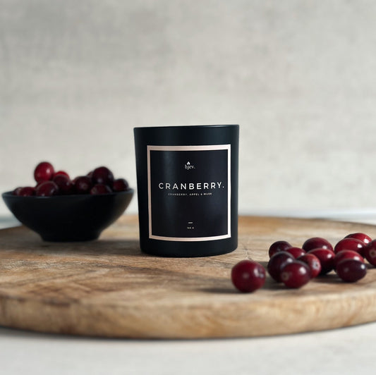 Full shot van Cranberry geurkaars - Een fruitige sensatie met levendige cranberrygeur, frisse groene bladeren, sappige appels en weelderige bosvruchten. Ondersteund door een muskusachtige basis voor knusse winteravonden.
