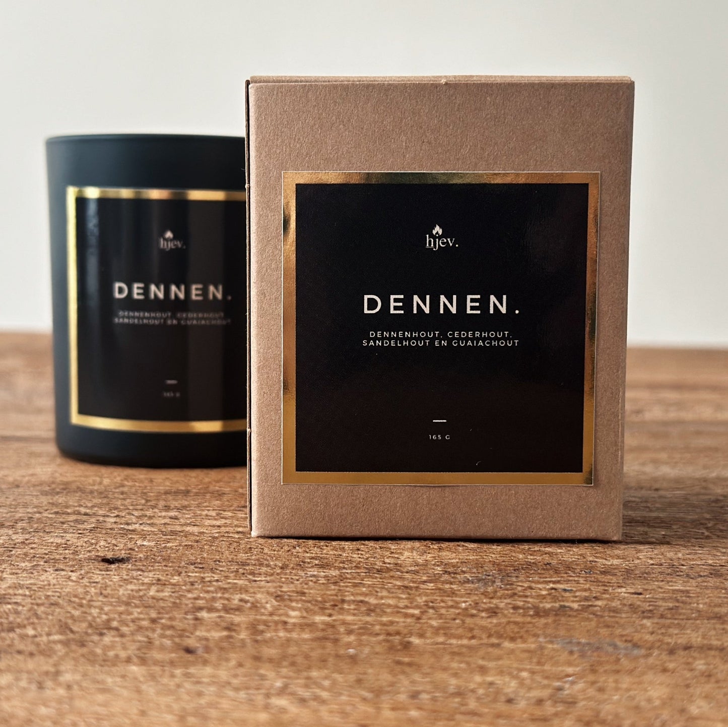 box foto van Dennen geurkaars. Breng de rust van een winterbos in huis. Geniet van de kalmerende warmte en gezelligheid.