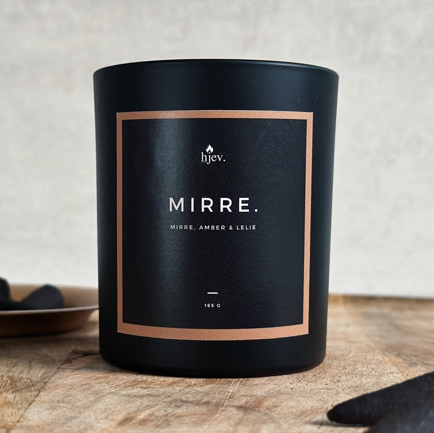 Close up van Mirre geurkaars: wierook, mirre, bergamot, lelietjes-van-dalen. Luxe en mysterieuze allure, brengt feestelijke pracht tot leven.