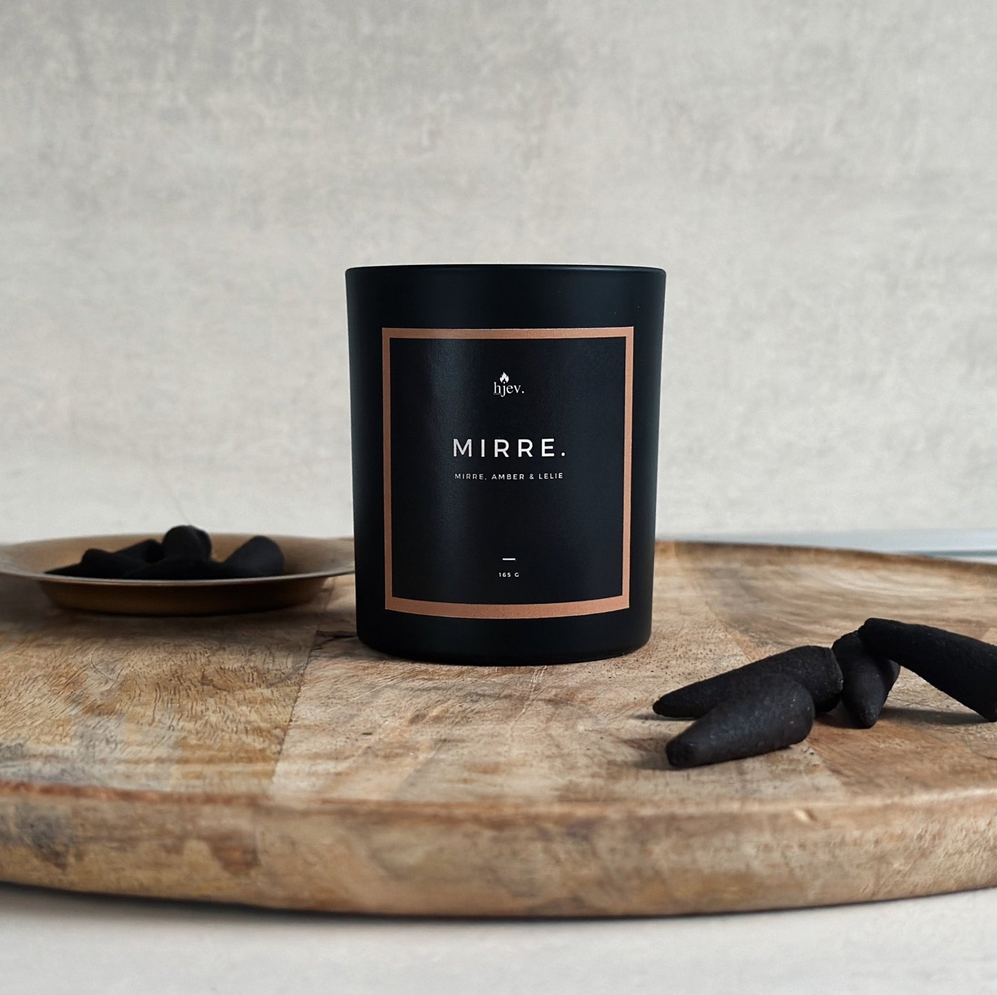 volledig shot van Mirre geurkaars: wierook, mirre, bergamot, lelietjes-van-dalen. Luxe en mysterieuze allure, brengt feestelijke pracht tot leven.