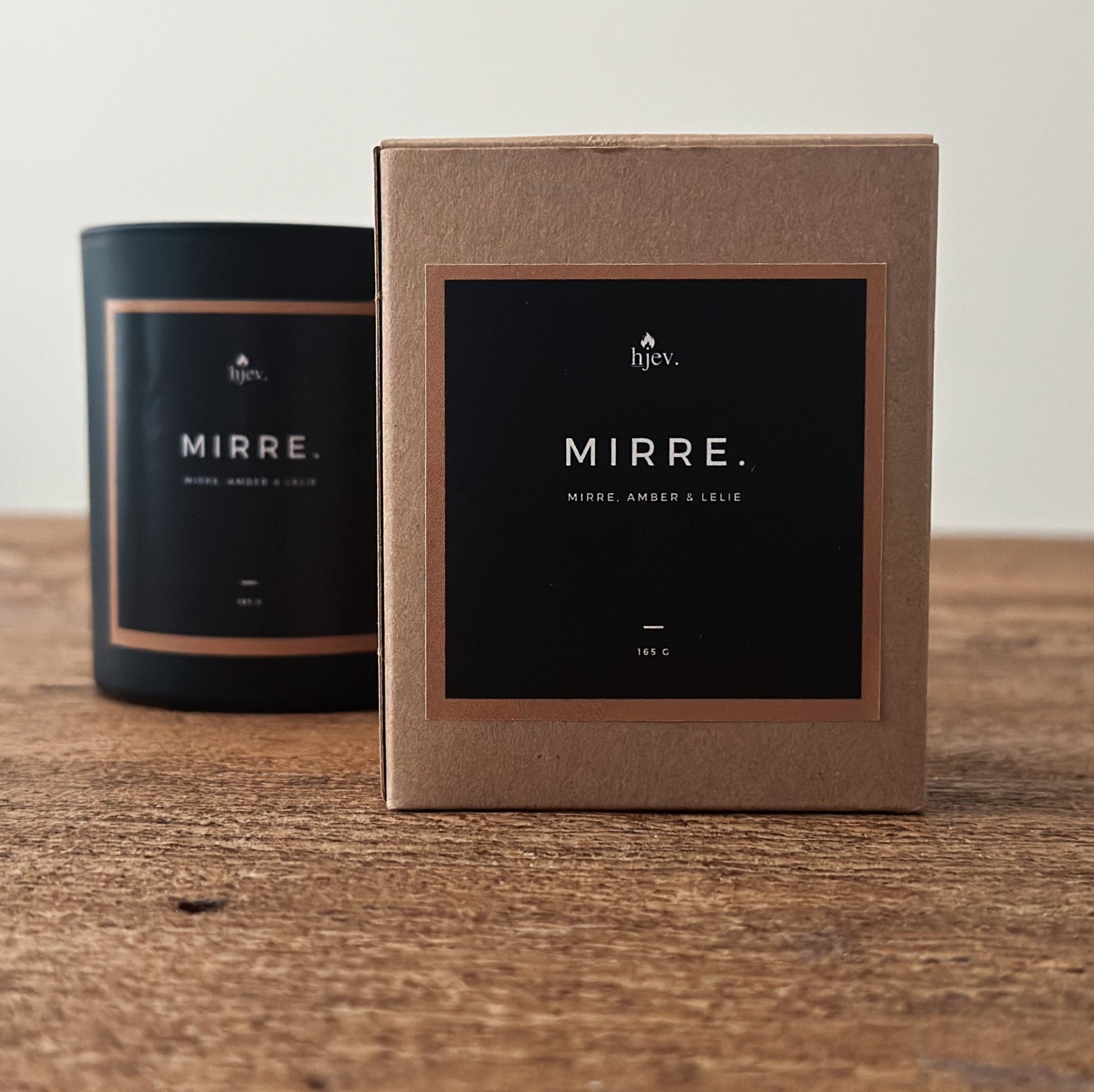 box foto van Mirre geurkaars: wierook, mirre, bergamot, lelietjes-van-dalen. Luxe en mysterieuze allure, brengt feestelijke pracht tot leven.