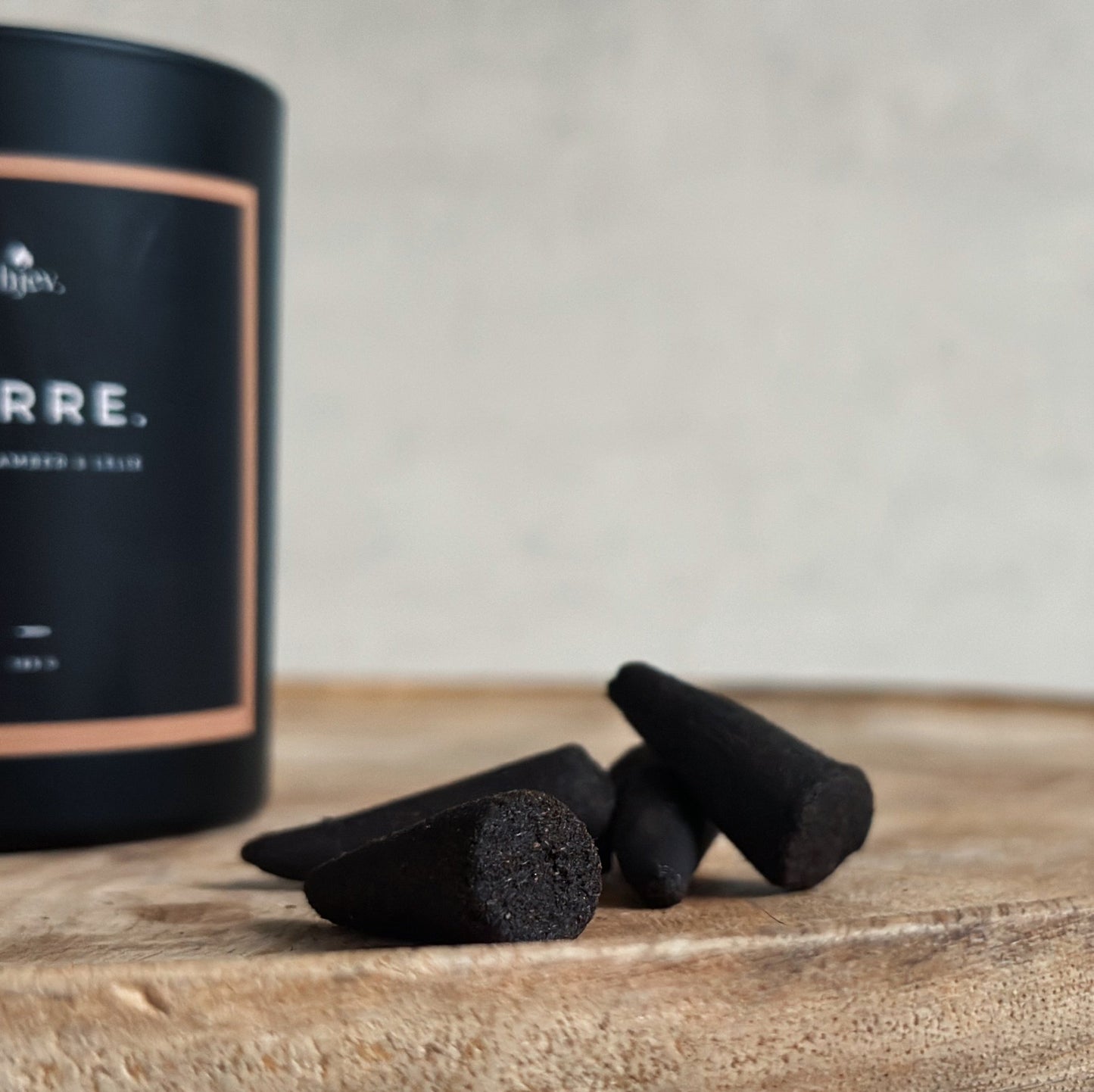 extra close up van Mirre geurkaars: wierook, mirre, bergamot, lelietjes-van-dalen. Luxe en mysterieuze allure, brengt feestelijke pracht tot leven.