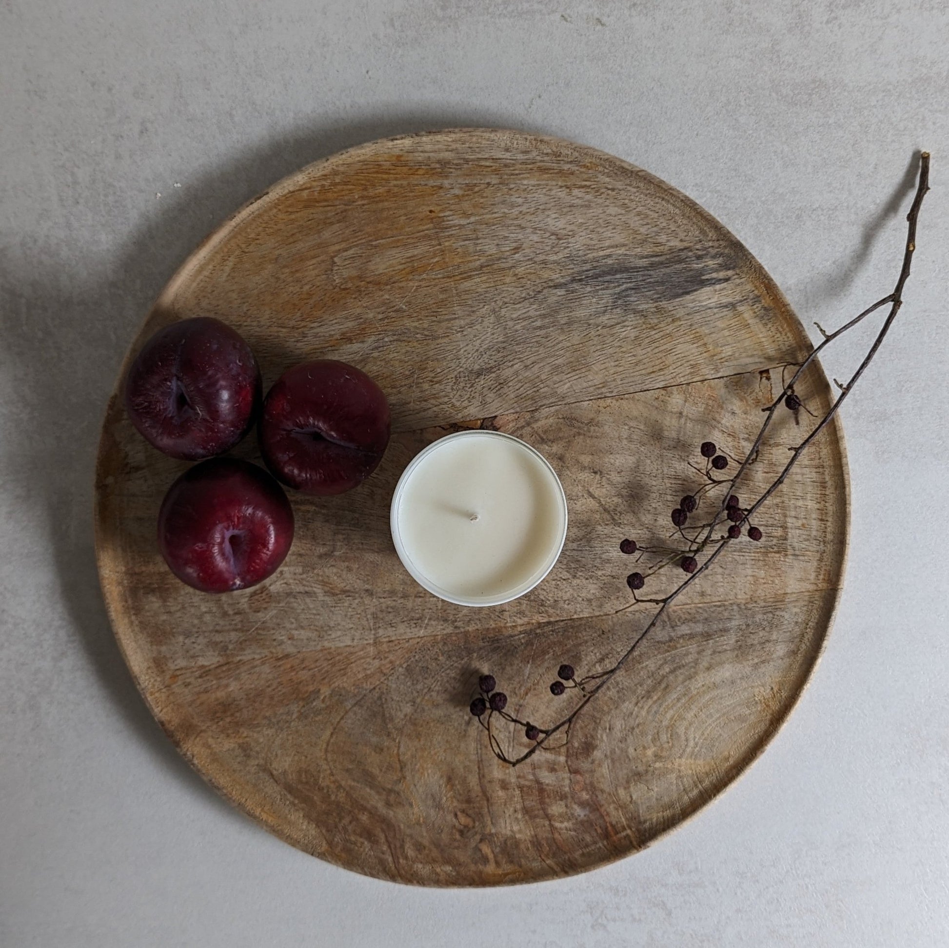 Bovenaanzicht van de Patchouli en Pruim geurkaars van HJEV, gepresenteerd in een stijlvolle en luxueuze verpakking. De kaars verspreidt een warme en weelderige geur, waarbij de aardse tonen van patchouli harmoniëren met de zoete en sappige aroma's van pruim, waardoor een ontspannende en luxe sfeer in huis wordt gecreëerd.