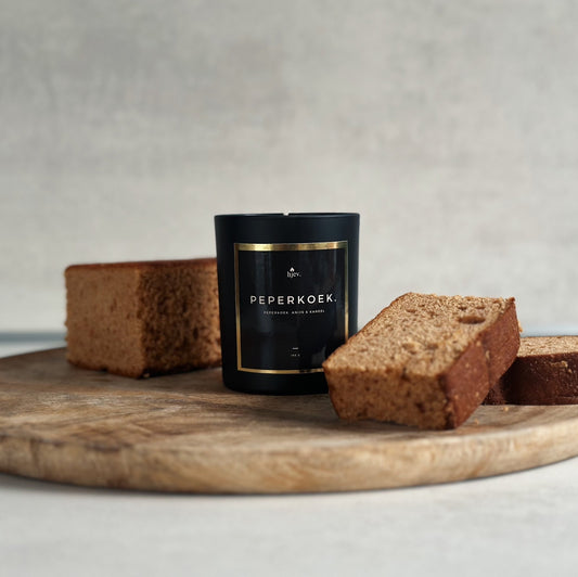 volledig shot van Peperkoek Geurkaars. Geniet van de heerlijke geur van peperkoek met onze warme en uitnodigende peperkoekgeurkaars. Perfect voor het creëren van een gezellige sfeer tijdens de feestdagen.
