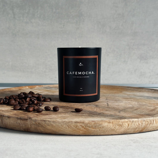 volledig shot van Cafemocha geurkaars met romige kokosnoot, bloemige accenten en vanille-karamel tonen. Ervaar de sensatie van verse koffie met een twist