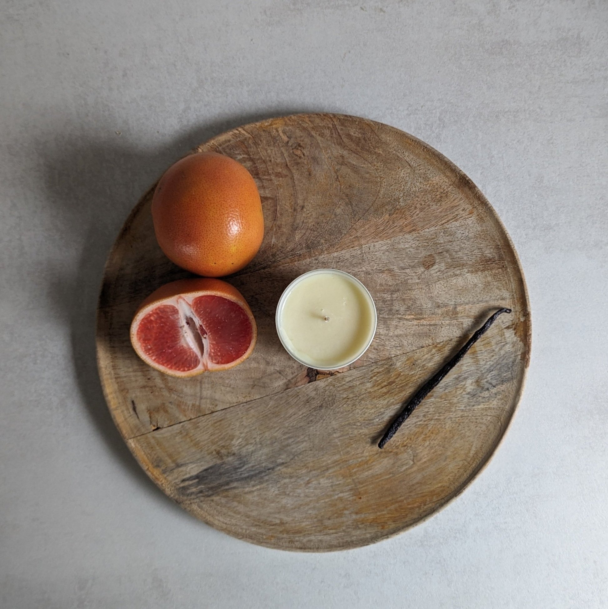 Bovenaanzicht van de Grapefruit & Vanille geurkaars van HJEV, gepresenteerd in een levendige en kleurrijke verpakking. De kaars verspreidt een verfrissende en energieke geur, waarbij de sprankelende aroma's van grapefruit perfect samengaan met de warme en zoete tonen van vanille, waardoor een opwekkende en stimulerende sfeer in huis wordt gecreëerd.